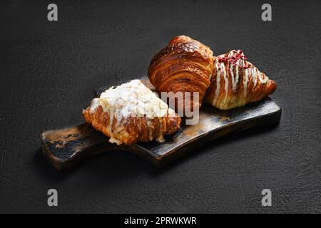 Assortiment de croissants sur le plateau de service Banque D'Images