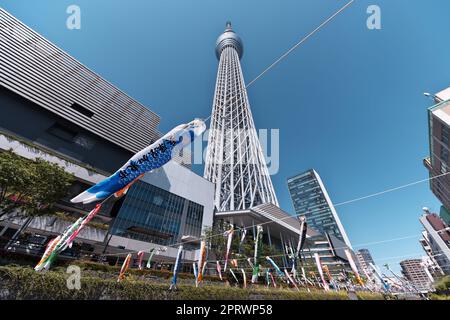 Tokyo, Japon. 27th avril 2023. Environ 1500 banderoles de carpe sont exposées autour du Skytree de Tokyo à Tokyo, Japon, jeudi, 27 avril 2023. Les banderoles à carpe sont le symbole de la bonne santé et de la force pour les enfants, sont un événement traditionnel de la Journée des enfants. Photo par Keizo Mori/UPI crédit: UPI/Alay Live News Banque D'Images
