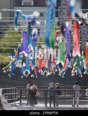 Tokyo, Japon. 27th avril 2023. Environ 1500 banderoles de carpe sont exposées autour du Skytree de Tokyo à Tokyo, Japon, jeudi, 27 avril 2023. Les banderoles à carpe sont le symbole de la bonne santé et de la force pour les enfants, sont un événement traditionnel de la Journée des enfants. Photo par Keizo Mori/UPI crédit: UPI/Alay Live News Banque D'Images
