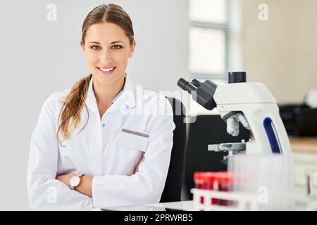 Continuez à vous demander, continuez à explorer. Portrait d'une jeune scientifique travaillant dans un laboratoire Banque D'Images