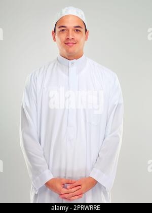 La tradition est importante pour moi. Studio portrait d'un jeune arabe. Banque D'Images