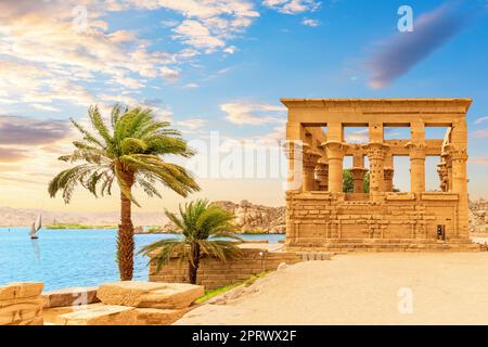 Kiosque de Trajan sur le temple de Philae dans le Nil, Assouan, Egypte, Banque D'Images