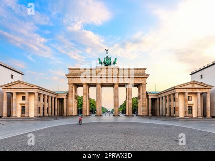 Belle porte de Brandebourg ou Brandenburger Tor au lever du soleil, Berlin, Allemagne. Banque D'Images