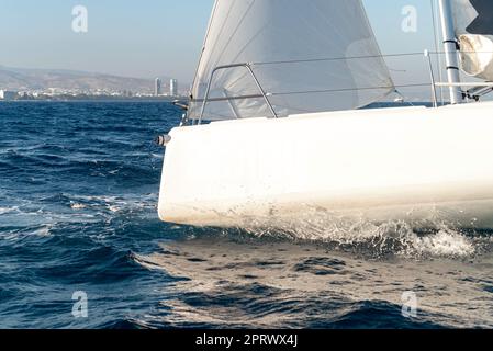 Vue latérale gros plan d'un arc d'un yacht de sport dans la mer ouverte Banque D'Images