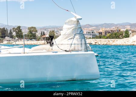 Vue latérale en gros plan sur l'arc d'un yacht à voile Banque D'Images