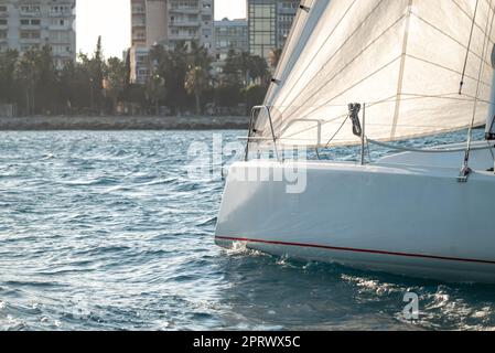 Gros plan d'un arc d'un yacht sportif Banque D'Images