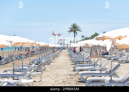 Larnaca, Chypre - 16 avril 2022: Vue sur la plage de Mackenzie et atterrissage facile avion à jet Banque D'Images
