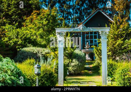 Superbe entrée porte Portico décoration classique d'un jardin public. Élément de structure en pierre de colonne dans le détail de l'architecture classique Banque D'Images