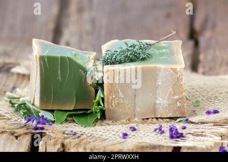 Savon naturel fait à la main avec des herbes Banque D'Images