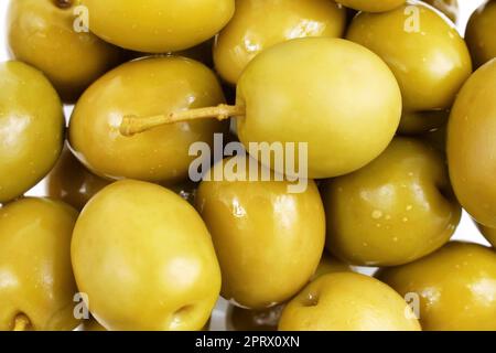Vue de dessus de nombreuses olives vertes marinées texture gros plan. Banque D'Images