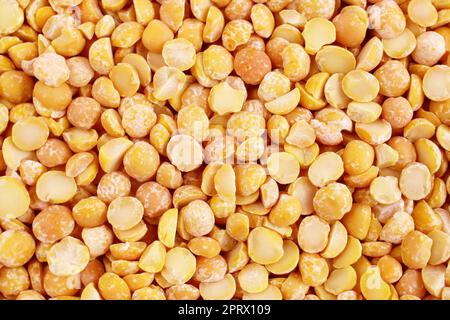 Vue de dessus de la texture des pois jaunes secs. Banque D'Images