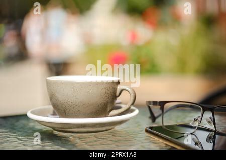 Une tasse de cappuccino sur la table de la terrasse du café Banque D'Images