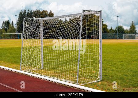 Petit but sur un terrain de football Banque D'Images