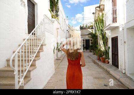 Jeune touriste marchant dans la vieille ville de Monopoli, dans la région d'Pouilles, en Italie Banque D'Images