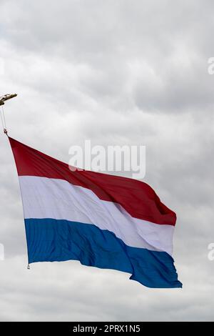 Drapeau hollandais hissé lors d'un jour férié Banque D'Images