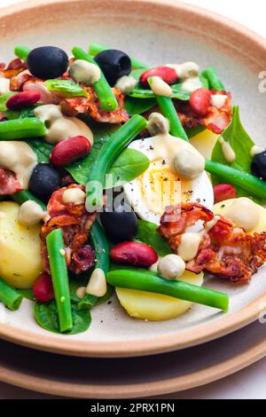 salade de haricots verts et rouges avec olives noires, épinards, œuf dur et bacon Banque D'Images