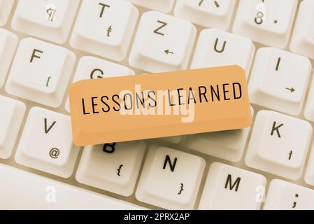 Affichage des leçons LearnedPromote partager et utiliser les connaissances issues de l'expérience. Concept d'entreprise promouvoir le partage et l'utilisation des connaissances issues de l'expérience Banque D'Images