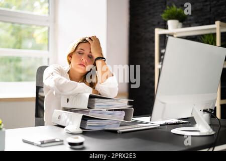 Effort de pile de travail de papier. Fatigue féminine Banque D'Images