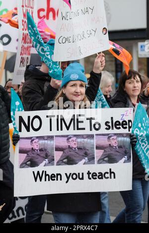 Keynsham, Royaume-Uni. 27th avril 2023. Des enseignants en grève tiennent un rassemblement à Keynsham. Les enseignants de Jacob Rees Mogg's-constituence expriment leur opinion. Les enseignants sont frappants parce qu'ils croient qu'ils ne sont pas suffisamment payés; les offres du gouvernement d'une hausse inférieure à l'inflation ont été rejetées par le Syndicat national de l'éducation (NEU). L'Union dit que le sous-financement de l'éducation par le gouvernement affecte les enfants. Les responsables de l'enseignement disent qu'il est maintenant très difficile d'attirer et de retenir de bons enseignants en raison des réductions de salaire historiques à terme et de mauvaises conditions de travail. Crédit : JMF News/Alay Live News Banque D'Images