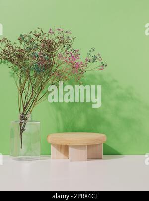 Scène pour présenter des produits, des cosmétiques avec un podium rond en bois et un vase en verre Banque D'Images