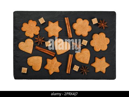 Biscuits au pain d'épice et épices sur ardoise noire Banque D'Images