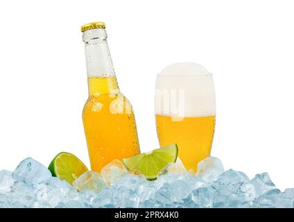 Bouteille et verre de bière lager sur glace Banque D'Images