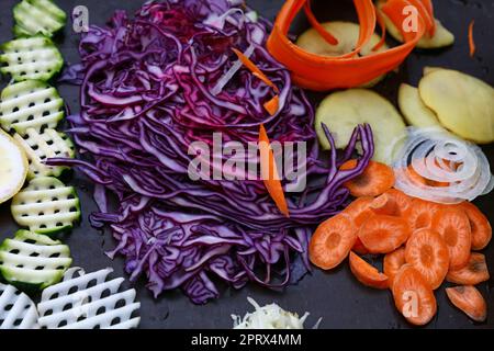 Assortiment de légumes coupés en tranches sur le plan de cuisson Banque D'Images