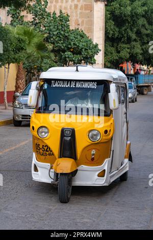 Un mototaxi dans la rue à Tlacolula de Matamoros dans les vallées centrales d'Oaxaca, Mexique. Les Mototaxis sont une forme courante de transport économique Banque D'Images