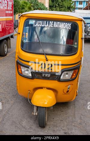 Un mototaxi dans la rue à Tlacolula de Matamoros dans les vallées centrales d'Oaxaca, Mexique. Les Mototaxis sont une forme courante de transport économique Banque D'Images