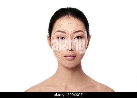 Des contours. Femme asiatique maquillage visage sur fond blanc. Contour et mettez en surbrillance le maquillage. Le visage professionnel échantillon Banque D'Images