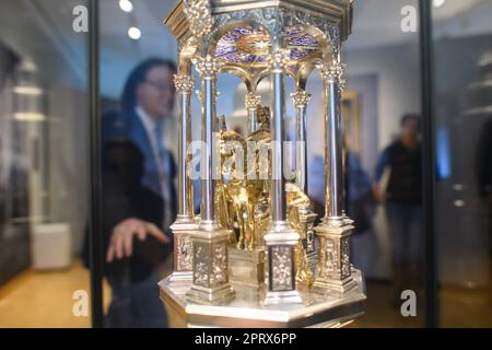 Magdebourg, Allemagne. 27th avril 2023. La pièce maîtresse de 'Magdeburg Rider' par les frères Vollgold de 1858 dans l'exposition 'Quels actes deviennent des images?' Au Musée Kulturhistorisches Magdeburg. La nouvelle exposition spéciale dure de 28 avril 2023 à 08 octobre 2023 et, pour la première fois, rend hommage à l'après-vie du premier empereur romain-allemand. La règle et son temps sont montrés à partir de différents horizons de temps. L'occasion est le 1050th anniversaire de la mort de l'empereur Otto le Grand. Credit: Klaus-Dietmar Gabbert/dpa/Alay Live News Banque D'Images