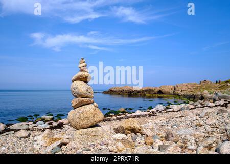 Pyramide de pierre sur la section de la côte ouest de Hammeren promontoire à l'extrémité nord de l'île Bornholm appelée Stentarne Strand, Danemark. Banque D'Images