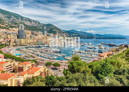 Vue sur les yachts de luxe et les appartements de Port Hercules dans le quartier de la Condamine, le centre-ville et le port de Monte Carlo, la Côte d'Azur, la Principauté de Banque D'Images