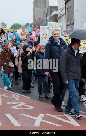 Keynsham, Royaume-Uni. 27th avril 2023. Kevin Courtney, Secrétaire général adjoint, se joint à la marche. Les enseignants de NEUStriking tiennent un rassemblement à Keynsham. Les enseignants sont frappants parce qu'ils croient qu'ils ne sont pas suffisamment payés; les offres du gouvernement d'une hausse inférieure à l'inflation ont été rejetées par le Syndicat national de l'éducation (NEU). L'Union dit que le sous-financement de l'éducation par le gouvernement affecte les enfants. Les responsables de l'enseignement disent qu'il est maintenant très difficile d'attirer et de retenir de bons enseignants en raison des réductions de salaire historiques à terme et de mauvaises conditions de travail. Crédit : JMF News/Alay Live News Banque D'Images