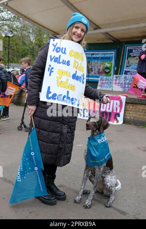 Keynsham, Royaume-Uni. 27th avril 2023. Des enseignants en grève tiennent un rassemblement à Keynsham. Les enseignants sont frappants parce qu'ils croient qu'ils ne sont pas suffisamment payés; les offres du gouvernement d'une hausse inférieure à l'inflation ont été rejetées par le Syndicat national de l'éducation (NEU). L'Union dit que le sous-financement de l'éducation par le gouvernement affecte les enfants. Les responsables de l'enseignement disent qu'il est maintenant très difficile d'attirer et de retenir de bons enseignants en raison des réductions de salaire historiques à terme et de mauvaises conditions de travail. Crédit : JMF News/Alay Live News Banque D'Images