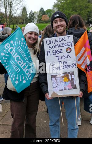 Keynsham, Royaume-Uni. 27th avril 2023. Des enseignants en grève tiennent un rassemblement à Keynsham. Les enseignants sont frappants parce qu'ils croient qu'ils ne sont pas suffisamment payés; les offres du gouvernement d'une hausse inférieure à l'inflation ont été rejetées par le Syndicat national de l'éducation (NEU). L'Union dit que le sous-financement de l'éducation par le gouvernement affecte les enfants. Les responsables de l'enseignement disent qu'il est maintenant très difficile d'attirer et de retenir de bons enseignants en raison des réductions de salaire historiques à terme et de mauvaises conditions de travail. Crédit : JMF News/Alay Live News Banque D'Images