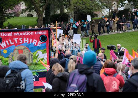 Keynsham, Royaume-Uni. 27th avril 2023. Des enseignants en grève tiennent un rassemblement à Keynsham. Les enseignants sont frappants parce qu'ils croient qu'ils ne sont pas suffisamment payés; les offres du gouvernement d'une hausse inférieure à l'inflation ont été rejetées par le Syndicat national de l'éducation (NEU). L'Union dit que le sous-financement de l'éducation par le gouvernement affecte les enfants. Les responsables de l'enseignement disent qu'il est maintenant très difficile d'attirer et de retenir de bons enseignants en raison des réductions de salaire historiques à terme et de mauvaises conditions de travail. Crédit : JMF News/Alay Live News Banque D'Images