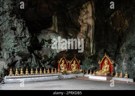 Phetchaburi, Thaïlande. 26th avril 2023. Khao Tham Luang Cave est une succession de grottes qui sont remplies de bouddhas et d'autres objets religieux, avec des stalactites et des stalagmites partout, dans la province de Phetchaburi. La grotte de Tham Khao Luang, une caverne farcie de stalactites, l'un des plus impressionnants sanctuaires de grottes de Thaïlande est pleine d'images de Bouddha et a toujours été un site de méditation important, également situé non loin de Bangkok, il est l'une des destinations touristiques les plus visitées par les thaïlandais et les voyageurs étrangers. Crédit : SOPA Images Limited/Alamy Live News Banque D'Images