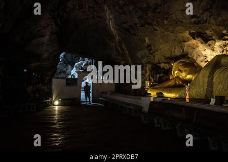 Phetchaburi, Thaïlande. 26th avril 2023. Le Bouddha couché de 16ft dans la grotte de Khao Tham Luang avec des chambres qui se trouvent environ 90ft sous le sol et a de nombreuses ouvertures dans le plafond qui permettent l'éclairage naturel, dans la province de Phetchaburi. La grotte de Tham Khao Luang, une caverne farcie de stalactites, l'un des plus impressionnants sanctuaires de grottes de Thaïlande est pleine d'images de Bouddha et a toujours été un site de méditation important, également situé non loin de Bangkok, il est l'une des destinations touristiques les plus visitées par les thaïlandais et les voyageurs étrangers. Crédit : SOPA Images Limited/Alamy Live News Banque D'Images