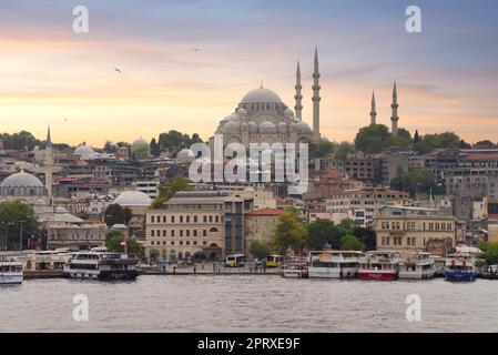 Istanbul, Turquie - 25 août 2022 : vue sur la ville d'Istanbul depuis le pont de Galata à Eminonu surplombant la Corne d'Or avec ferries, terminaux de ferry et su Banque D'Images