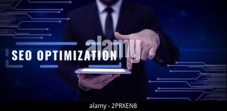 Légende conceptuelle Seo Optimization, Word écrit sur le support entre les besoins du client et l'intention stratégique de l'entreprise Banque D'Images