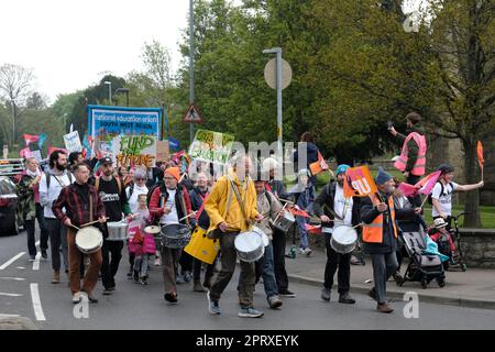 Keynsham, Royaume-Uni. 27th avril 2023. Des enseignants en grève tiennent un rassemblement à Keynsham. Un rallye a besoin d'un groupe de samba. Les enseignants sont frappants parce qu'ils croient qu'ils ne sont pas suffisamment payés; les offres du gouvernement d'une hausse inférieure à l'inflation ont été rejetées par le Syndicat national de l'éducation (NEU). L'Union dit que le sous-financement de l'éducation par le gouvernement affecte les enfants. Les responsables de l'enseignement disent qu'il est maintenant très difficile d'attirer et de retenir de bons enseignants en raison des réductions de salaire historiques à terme et de mauvaises conditions de travail. Crédit : JMF News/Alay Live News Banque D'Images