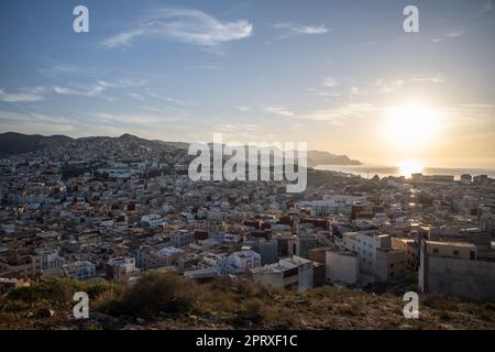 Vue sur la ville d'Al Hoceima au coucher du soleil. Banque D'Images