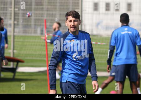 Saint-Pétersbourg, Russie. 27th avril 2023. Daler Kuzyaev (14), joueur de football du Zenit football Club lors d'une séance d'entraînement ouverte aux médias à Saint-Pétersbourg, avant le match du 26th tour de la Premier League russe, Krylia Sovetov Samara - Zenit Saint-Pétersbourg. (Photo de Maksim Konstantinov/SOPA Images/Sipa USA) crédit: SIPA USA/Alay Live News Banque D'Images