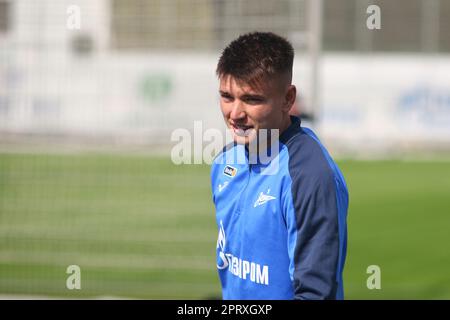 Saint-Pétersbourg, Russie. 27th avril 2023. Andrey Mostovoy (17), joueur de football du club de football de Zenit lors d'une séance d'entraînement ouverte aux médias à Saint-Pétersbourg, avant le match du tour 26th de la Premier League russe, Krylia Sovetov Samara - Zenit Saint-Pétersbourg. (Photo de Maksim Konstantinov/SOPA Images/Sipa USA) crédit: SIPA USA/Alay Live News Banque D'Images