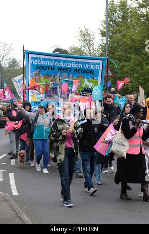 Keynsham, Royaume-Uni. 27th avril 2023. Des enseignants en grève tiennent un rassemblement à Keynsham. Les enseignants sont frappants parce qu'ils croient qu'ils ne sont pas suffisamment payés; les offres du gouvernement d'une hausse inférieure à l'inflation ont été rejetées par le Syndicat national de l'éducation (NEU). L'Union dit que le sous-financement de l'éducation par le gouvernement affecte les enfants. Les responsables de l'enseignement disent qu'il est maintenant très difficile d'attirer et de retenir de bons enseignants en raison des réductions de salaire historiques à terme et de mauvaises conditions de travail. Crédit : JMF News/Alay Live News Banque D'Images