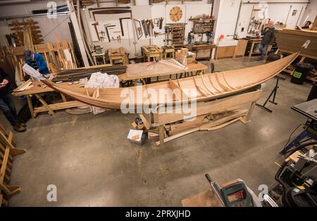 Une réplique d'un vaisseau funéraire anglo-saxon, trouvé à Sutton Hoo, est en cours de construction dans le bassin de Longshed à Woodbridge dans le Suffolk. Banque D'Images