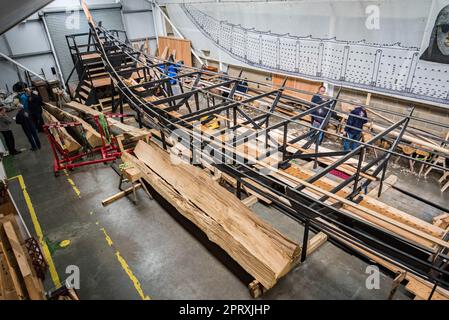 Une réplique d'un vaisseau funéraire anglo-saxon, trouvé à Sutton Hoo, est en cours de construction dans le bassin de Longshed à Woodbridge dans le Suffolk. Banque D'Images