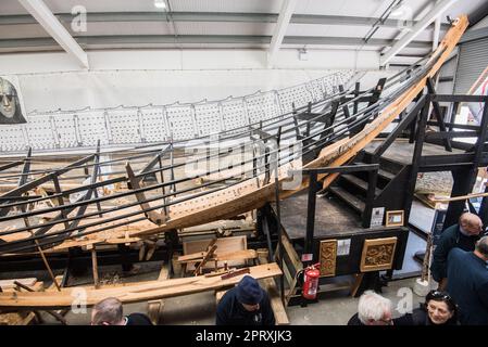 Une réplique d'un vaisseau funéraire anglo-saxon, trouvé à Sutton Hoo, est en cours de construction dans le bassin de Longshed à Woodbridge dans le Suffolk. Banque D'Images