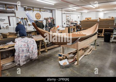 Une réplique d'un vaisseau funéraire anglo-saxon, trouvé à Sutton Hoo, est en cours de construction dans le bassin de Longshed à Woodbridge dans le Suffolk. Banque D'Images